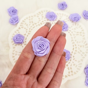 Rose in raso viola 20 mm (L) Rose in tessuto viola, Rose artigianali, Rose in raso, Rose piccole per arredamento, Rosette pastello applicate su rose