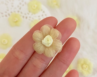 Gelbe Rose Blumen 12 Stück 1 ”- Pastell Stoffblumen, kleine Rosen Aufnäher, hellgelbe Blume, Blumenapplikation, Puppenherstellung, Kostümdekor