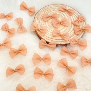 Mini papillon in chiffon color pesca, fiocchi in nastro rosa pesca, piccoli fiocchi color albicocca, applicazioni in miniatura, costumi per bambole, articoli per cucire