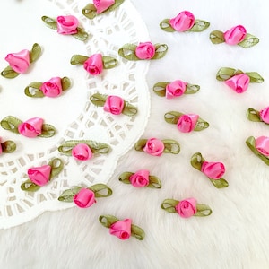 Pequenos botões de rosa rosa choque 20 mm, mini rosas de cetim rosa, pequenas flores de tecido para artesanato, apliques de costura, fabricação de bonecas, fabricação de cartões, artesanato de casamento