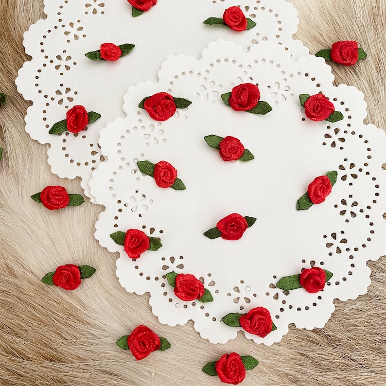 Favor Flower Satin Red Roses Small Red Roses Red Roses with Leaf 25-50pcs Tiny Craft Roses Mini Red Fabric Roses Wedding Rose Decor