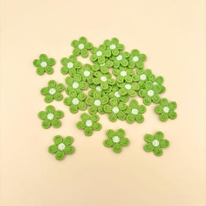 Groene mini madeliefje 15 mm 15 stuks geborduurde appliqué opnaaien, kleine bloemen patch naaien kaarten maken lente babykleertjes ambacht bloemen verfraaien