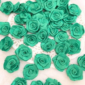 Rosas de cetim verde esmeralda Rosas de tecido verde de 1 polegada, rosas pequenas para artesanato, roseta de cetim, rosa de fita de seda, costurada, laços verdes de Natal