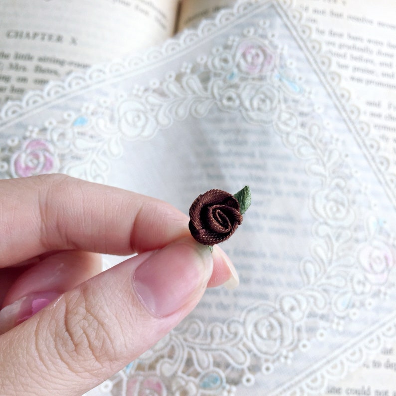 Kleine zwarte rozen 25/50 stuks, mini satijnen rozen, zwarte rozen, kaarten maken, doe-het-zelf aanbod, bloemenambachten, poppen maken, ambachtelijke versiering afbeelding 9