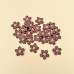 ブラウン ミニデイジー 15 mm 15個 刺繍アップリケ 縫い付け 小さな花 パッチ 刺繍 裁縫カード ベビー服作り 錆びオレンジ