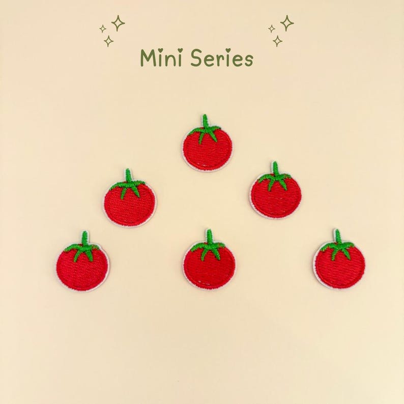 Pode incluir: Patches bordados com tomates vermelhos e caules verdes, sobre um fundo bege claro. O texto "Mini Series" est&aacute; no topo. Cada tomate tem uma borda branca.