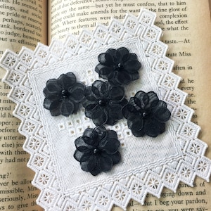 Fleur de cerisier noir 25 mm, Petites fleurs en tissu, Couture d'appliques, Fabrication de costumes, Fabrication de poupée, Fleur perlée, Applique 3D de fleurs noires