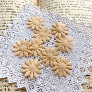 Crisântemo bege 20 mm, Mini flores cortadas, Girassóis de tecido, Pequena flor de aplique, Enfeite floral, Fabricação de cartões, Laço cáqui bege