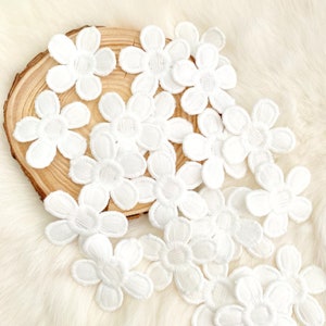 White Embroidered Flowers 10pcs 1.5inch, Small Fabric Daisy, Embroidery Lace Flowers, Wedding Dress Appliques, Sewing on Patch White