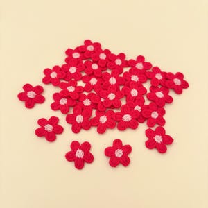Mini marguerites rouges 6 pièces 15 mm, petites fleurs rouges à coudre, accessoires appliqués, écussons brodés, fleurs artisanales plates, fabrication de cartes