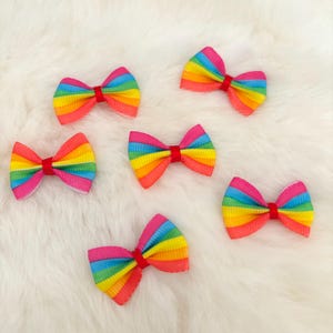 Regenboog grosgrain strikken 12 stuks, kleine stoffen strikjes ambachtelijke lintstrikken babyhoofdband maken, trots decoratie verjaardagsstrikken kaarten maken