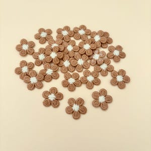 ライトブラウン ミニデイジー 15 mm 15個 刺繍アップリケ 縫い付け 小さな花 パッチ 裁縫カード ベビー服作り 工芸品 花飾り