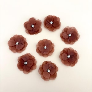 Flores marrones de estrás (12 unidades), capas de flores, pequeñas flores de perla pastel, flores para coser en disfraces, apliques florales oscuros.