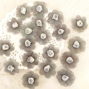 Silber graue Rosenblüten 12 Stück, Organza Blumen winzige Satinrosen, kleine Stoffblumen für Handwerk, Puppenherstellung Kostüm Applikation