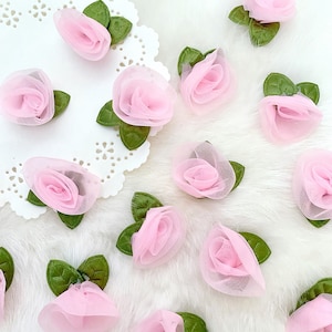 Rosas de gasa de color rosa pastel con hojas de 1", rosas de tela rosa, flores suaves y transparentes para coser, hacer disfraces, cintas de rosas con adornos florales