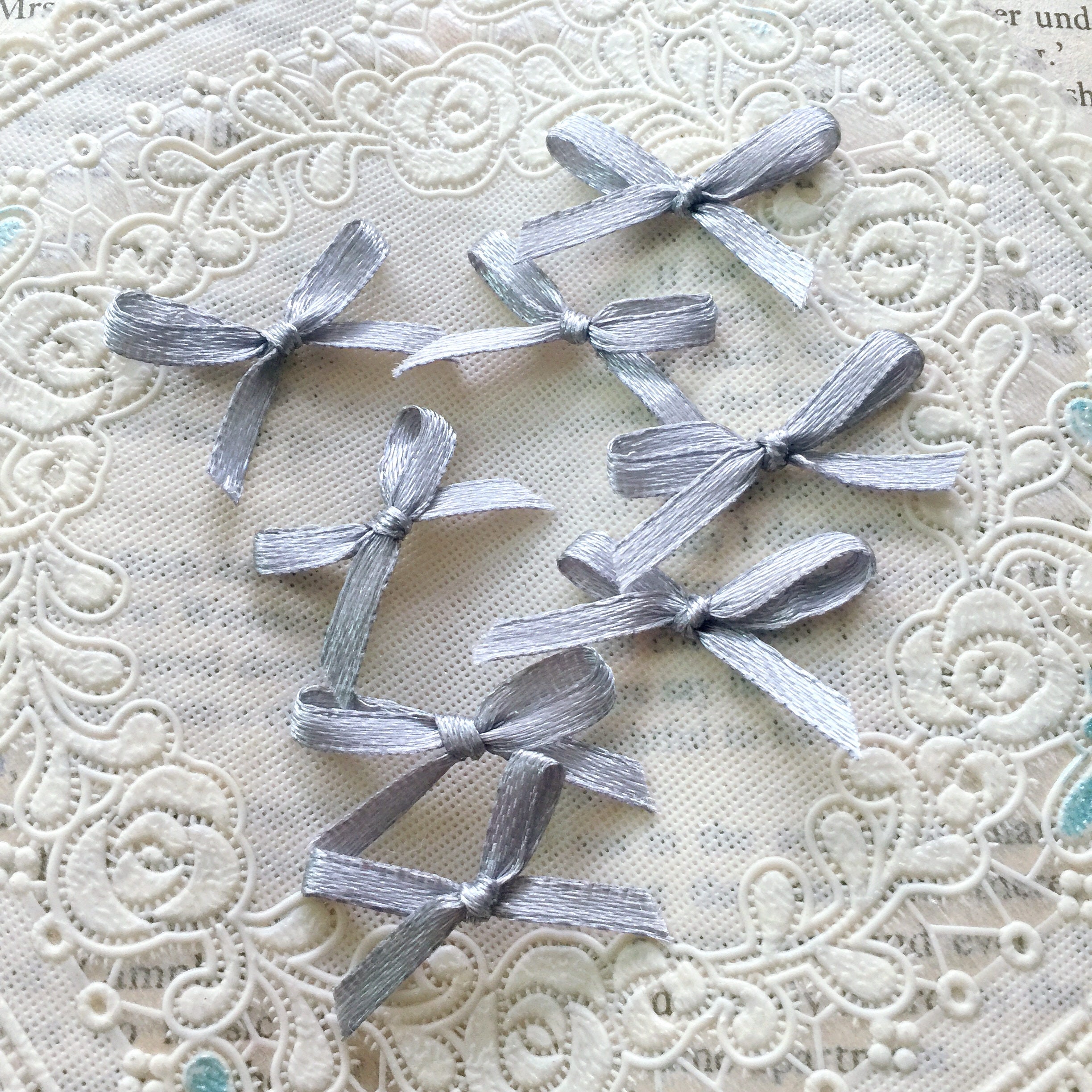 シルバーサテンリボン 1/8 リボン、ライトグレーリボン、ミニクラフト