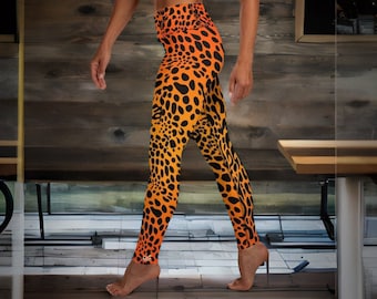 Leggings de yoga: patrón de leopardo audaz, cintura alta en naranja vibrante y negro. Longitud del tobillo, mezcla elástica de elastano y poliéster.