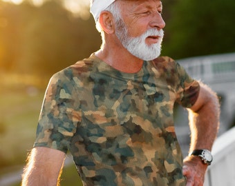 Camiseta para hombre. Camuflaje elástico y cómodo, estilo aventurero, paleta de verde desteñido/crema, estampado hexagonal, encanto vintage, secado rápido, ecológica.