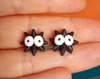 Pendientes de botón de Totoro. Joyas de Duendes de Hollín. Regalo perfecto para fans de Hayao Miyazaki. Espíritus de Chihiro. Pendientes de lunares. Pendientes kawaii pequeños.