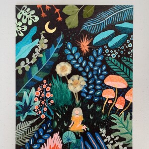 K&ouml;nnte beinhalten: Eine digitale Illustration einer Person mit aschblonden Haaren, die in einem Wald mit Pilzen, Bl&auml;ttern und Blumen sitzt. Der Hintergrund ist schwarz mit einer Mondsichel.