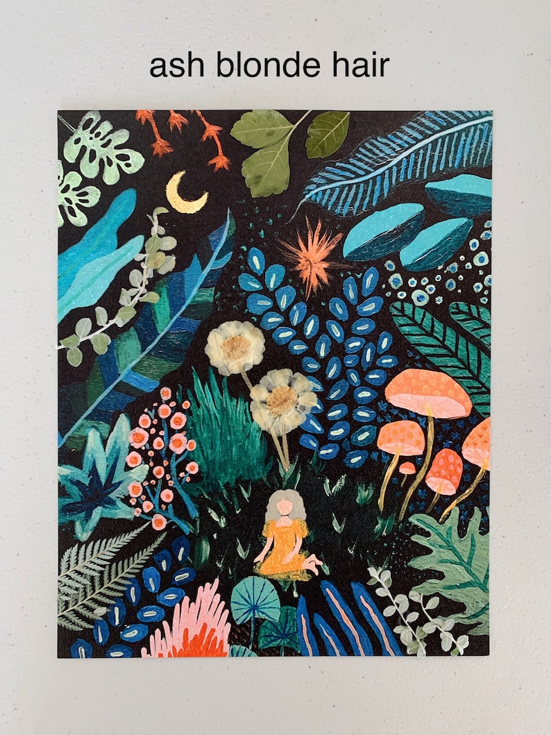 K&ouml;nnte beinhalten: Eine digitale Illustration einer Person mit aschblonden Haaren, die in einem Wald mit Pilzen, Bl&auml;ttern und Blumen sitzt. Der Hintergrund ist schwarz mit einer Mondsichel.
