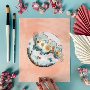 EMBELLISHED PRINT: "New Moon Bloom" Luna piena - acquerello, fiori pressati, lamina d'oro