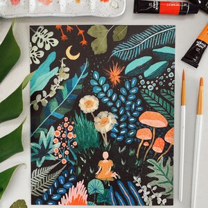 K&ouml;nnte beinhalten: Eine farbenfrohe Illustration einer Waldszene mit einer meditierenden Figur in der Mitte. Die Illustration zeigt eine Vielzahl von Pflanzen, Blumen und Pilzen in Blaut&ouml;nen, Gr&uuml;n, Orange und Rosa. Der Hintergrund ist schwarz.
