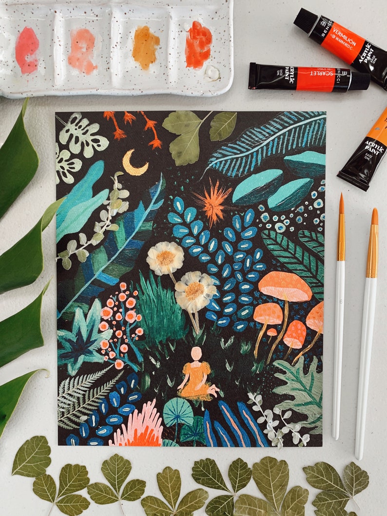 K&ouml;nnte beinhalten: Eine farbenfrohe Illustration einer Waldszene mit einer meditierenden Figur in der Mitte. Die Illustration zeigt eine Vielzahl von Pflanzen, Blumen und Pilzen in Blaut&ouml;nen, Gr&uuml;n, Orange und Rosa. Der Hintergrund ist schwarz.