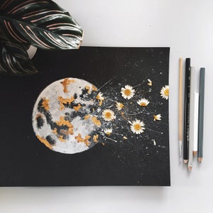 Könnte beinhalten: Ein schwarzes Leinwandbild mit einem weißen Mond und goldenen Akzenten. Der Mond löst sich teilweise in eine Streuung von weißen Gänseblümchen mit gelben Zentren auf.