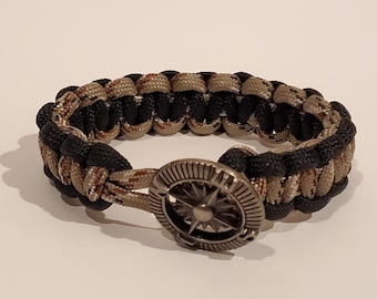 Pulsera de paracord negra y tostada con cierre de botón de inspiración pirata.