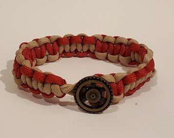 Pulsera de paracord roja y marrón con cierre de botón de inspiración steampunk.