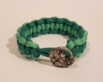 Pulsera de paracord verde con cierre de botón de doncella