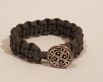 Pulsera de paracord gris con cierre de botón