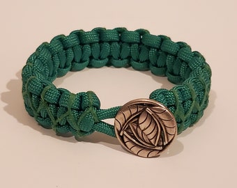 Pulsera de paracord verde de inspiración élfica con cierre de botón de hoja