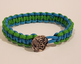 Pulsera de paracord verde y azul con cierre de botón de sirena