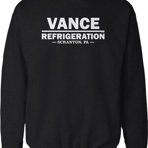 K&ouml;nnte beinhalten: Schwarzer Pullover mit wei&szlig;em Text, der "VANCE REFRIGERATION - SCRANTON, PA -" lautet.
