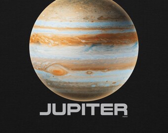 Könnte beinhalten: Ein Grafikdruck des Planeten Jupiter mit wirbelnden Bändern in Beige, Braun, Weiß und Hellblau. Unter dem Planeten ist das Wort JUPITER in einer fetten, hellgrauen serifenlosen Schrift gedruckt, mit dem kleinen Text NOFO darunter.