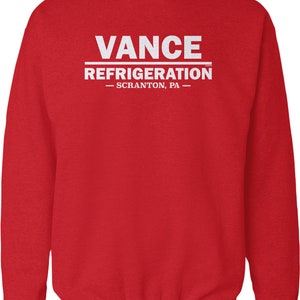 K&ouml;nnte beinhalten: Roter Pullover mit wei&szlig;em Text, der "VANCE REFRIGERATION - SCRANTON, PA -" lautet.