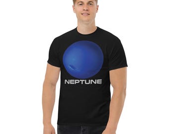 Puede incluir: Una camiseta negra de manga corta con un gran gráfico circular del planeta Neptuno en tonos azul intenso. Debajo del planeta, la palabra NEPTUNE está impresa en una fuente blanca, negrita y sin remates en el pecho.