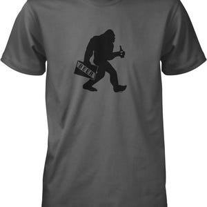 Bigfoot Carrying Beer Men's T-shirt, NOFO_01518