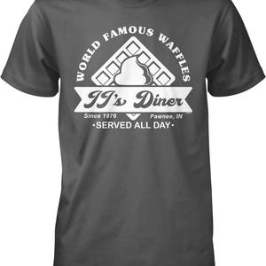 JJ's Diner, Waffles Famosos en Todo el Mundo Camiseta para Hombre, NOFO_02795 Charcoal