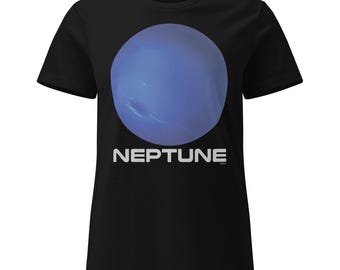 Puede incluir: Una camiseta negra de manga corta con un gráfico circular grande y azul del planeta Neptuno centrado en el pecho. Debajo del planeta, la palabra NEPTUNE está impresa en letras mayúsculas blancas, negritas y sin remates.