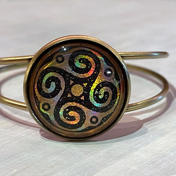 Bangle bracelet Cucuteni Trypilian culture holographic folk art bronze base 25mm cabochon * Cucuteni swirls in gold * Romanian friend gift *