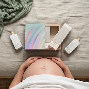 Puede incluir: Una disposición plana de productos para el cuidado de la piel, que incluye dos botellas blancas con tapas de madera y un juego de cajas. El juego de cajas presenta un diseño de arcoíris pastel y el texto "Ranks-Lion Botanical". Los productos están colocados sobre una cama con una manta de punto verde.