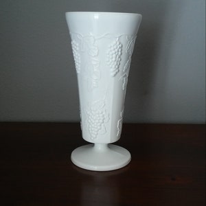 Delizioso vaso piedistallo in vetro latte, goffrato, matrimonio, grappoli d'uva, grande, ornato, da collezione, vintage, nuziale, svasato, fulcro