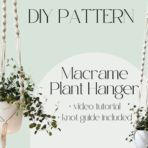 Puede incluir: Patrón de macramé para colgar plantas DIY con un tutorial en vídeo y una guía de nudos incluida. El patrón presenta un colgador de plantas de macramé blanco con una planta verde en una maceta blanca.