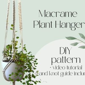 以下が含まれることがあります： 緑の植物が入った白いセラミックポットを吊るすマクラメのプラントハンガー。画像には「マクラメプラントハンガーDIYパターン+ビデオチュートリアルとノットガイドが含まれています」と書かれています。