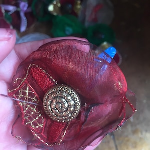 15 organza flower brooches