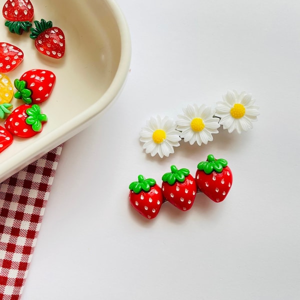 Strawberries and Daisies Fruits clips, Resin Hair Clips, Toddler Girl Hair clips, Barrettes, Hair Accessories