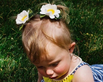 Daisy hair clips, white felt daisies, individual clip or pigtail set, baby and toddler hair accessories